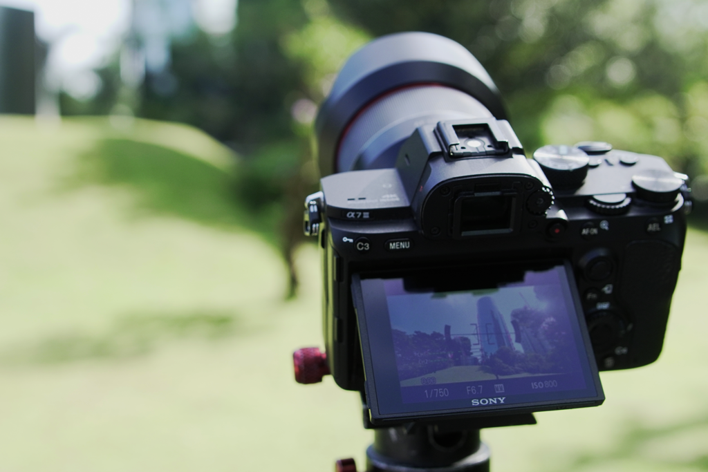 Câmera gravando vídeo institucional para marcas e negócios