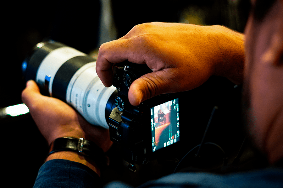 Homem segurando câmera de vídeo para filmagem para eventos