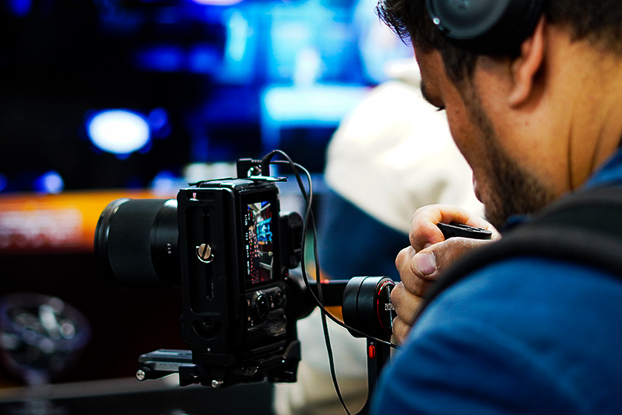 Homem segurando câmera de vídeo e gravando vídeo institucional 