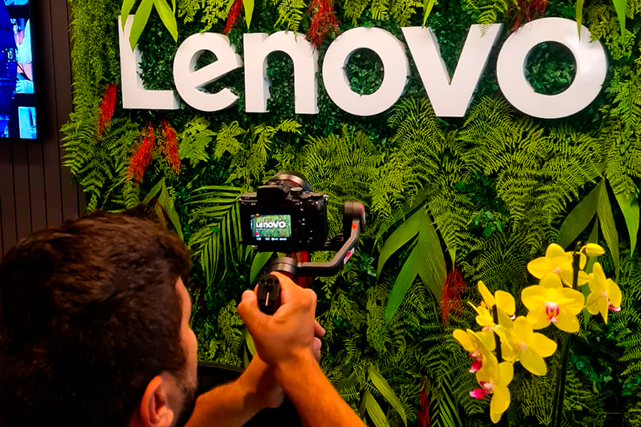 Produtora de vídeo gravando com a empresa Lenovo