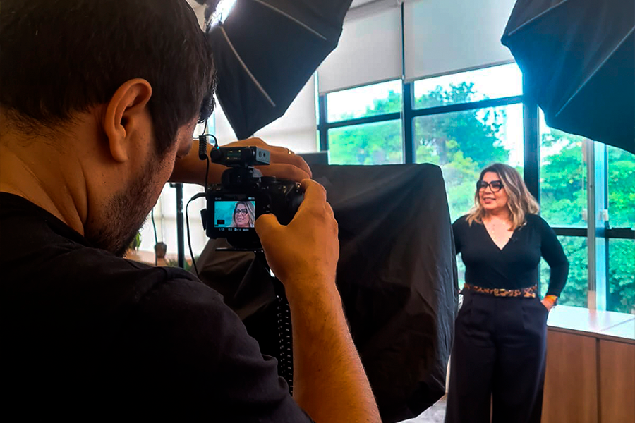 produtora de vídeos para redes sociais gravando um vídeo de uma mulher