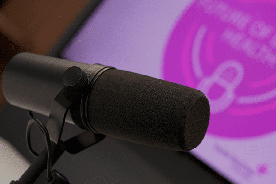 produção de podcast, com microfone na mesa