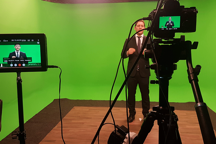 chroma key no fundo com apresentador gravando com câmera de vídeo