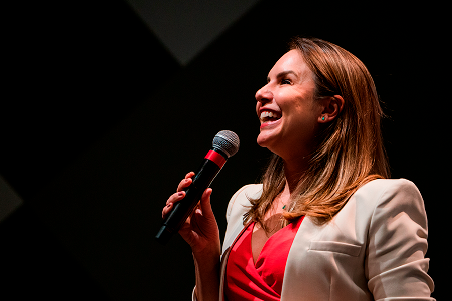 mulher com microfone de mão, fazendo captação de áudio