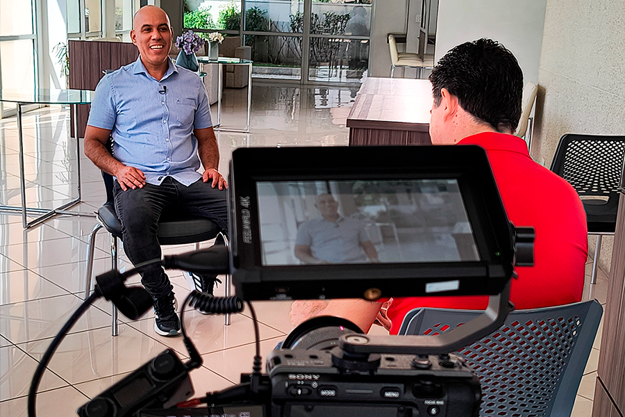 Câmera de vídeo gravando dois homens.