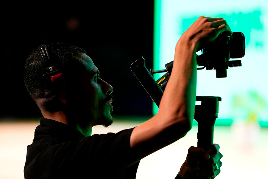 pessoa gravando vídeo profissional